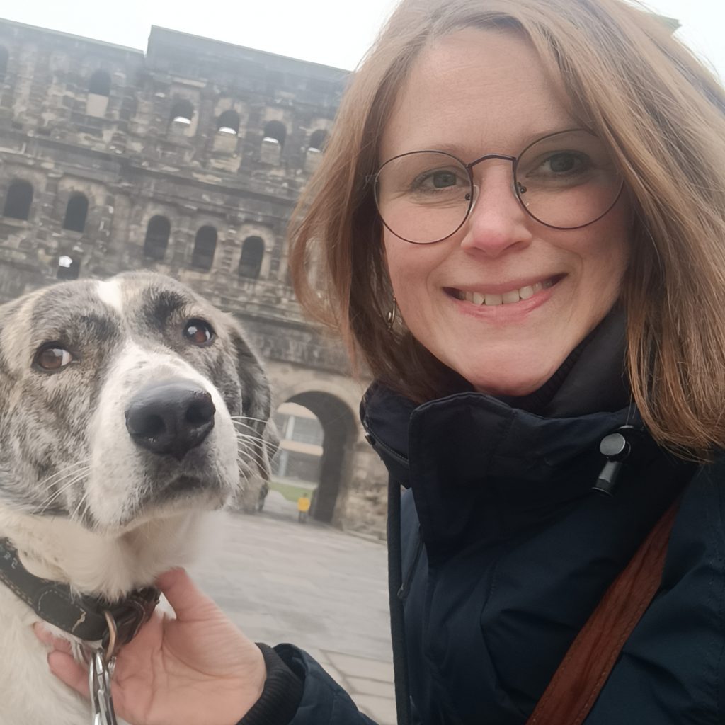 Ein Selfie von,Daniela Weißmann, in der realen Welt. Hier: unterwegs mit Luise, in Trier. 